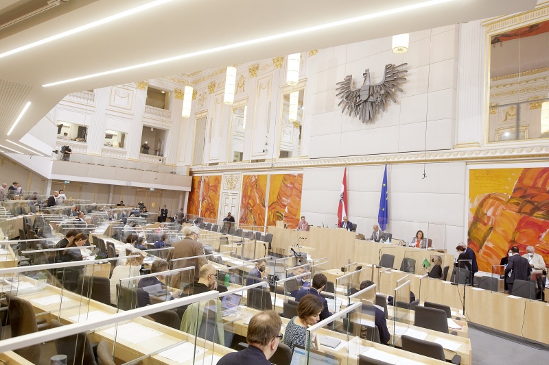 Nationalratspräsident Wolfgang Sobotka (ÖVP) am Präsidium. Blick Richtung SitzungsteilnehmerInnen