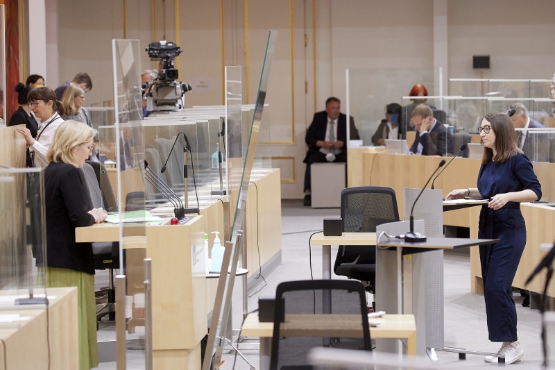 Fragestunde an Infrastrukturministerin Leonore Gewessler (GRÜNE), am Rednerpult Nationalratsabgeordnete Julia Elisabeth Herr (SPÖ)