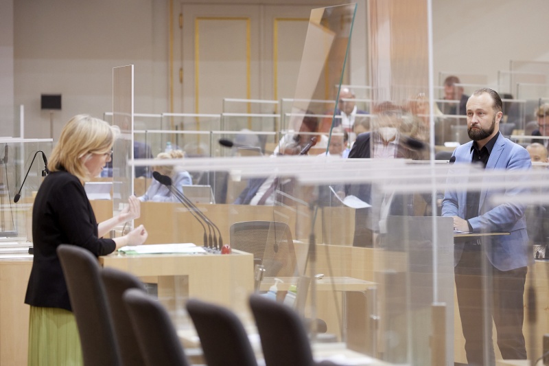 Fragestunde an Infrastrukturministerin Leonore Gewessler (GRÜNE), am Rednerpult Nationalratsabgeordneter Maximilian Lercher (SPÖ)