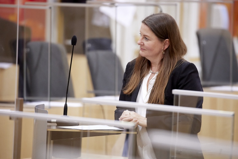 Fragestunde an Infrastrukturministerin Leonore Gewessler (GRÜNE), am Rednerpult Nationalratsabgeordnete Karin Doppelbauer (NEOS)