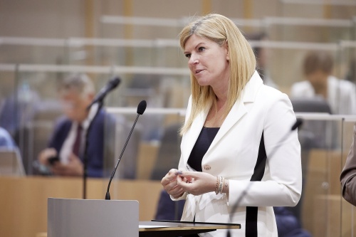 Fragestunde an Infrastrukturministerin Leonore Gewessler (GRÜNE), am Rednerpult Nationalratsabgeordnete Tanja Graf (ÖVP)