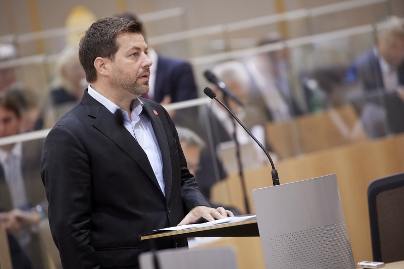 Fragestunde an Infrastrukturministerin Leonore Gewessler (GRÜNE), am Rednerpult Nationalratsabgeordneter Michael Bernhard (NEOS)