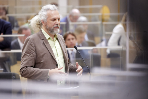 Fragestunde an Infrastrukturministerin Leonore Gewessler (GRÜNE), am Rednerpult Nationalratsabgeordneter Martin Litschauer (GRÜNE)