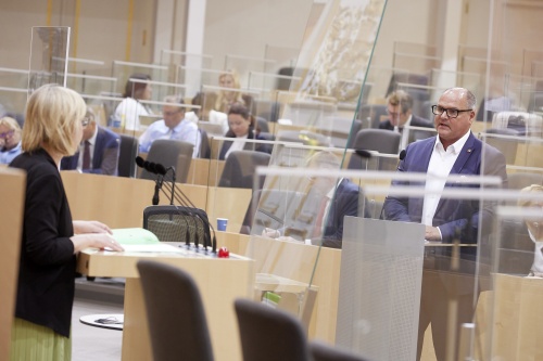 Fragestunde an Infrastrukturministerin Leonore Gewessler (GRÜNE), am Rednerpult Nationalratsabgeordneter Alois Schroll (SPÖ)
