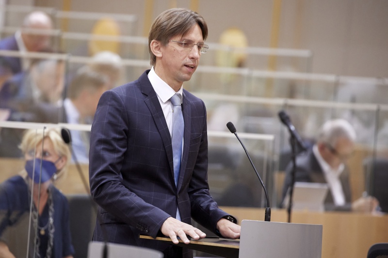 Fragestunde an Infrastrukturministerin Leonore Gewessler (GRÜNE), am Rednerpult Nationalratsabgeordneter Joachim Schnabel (ÖVP)