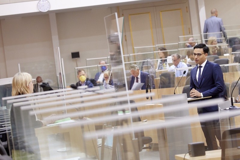 Fragestunde an Infrastrukturministerin Leonore Gewessler (GRÜNE), am Rednerpult Nationalratsabgeordneter Yannick Shetty (NEOS)