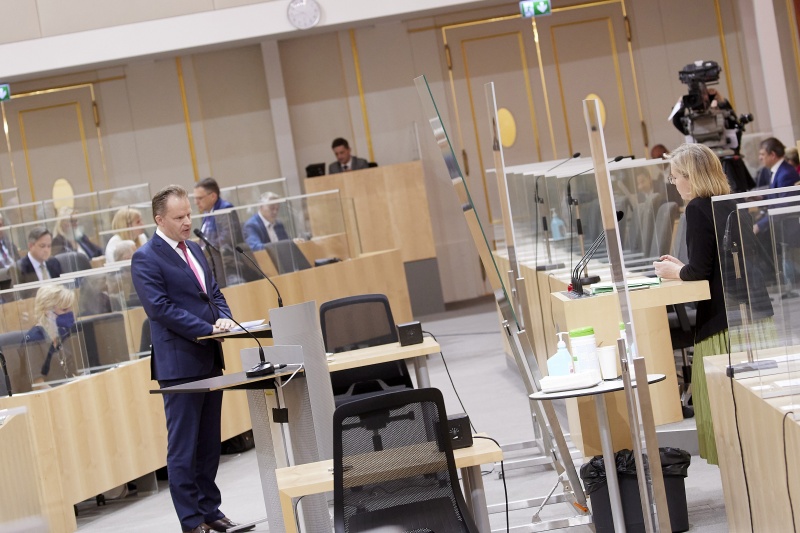 Fragestunde an Infrastrukturministerin Leonore Gewessler (GRÜNE), am Rednerpult Nationalratsabgeordneter Walter Rauch (FPÖ)