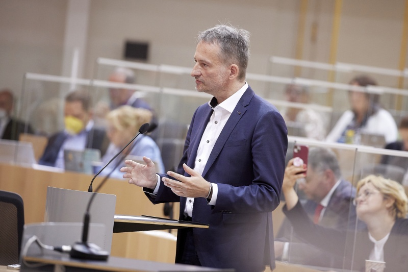 Fragestunde an Infrastrukturministerin Leonore Gewessler (GRÜNE), am Rednerpult Nationalratsabgeordneter Hermann Weratschnig (GRÜNE)