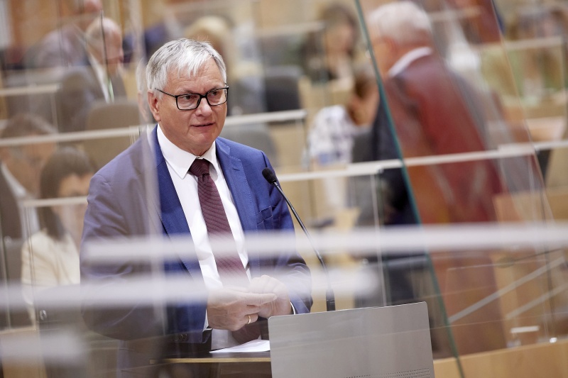 Fragestunde an Infrastrukturministerin Leonore Gewessler (GRÜNE), am Rednerpult Nationalratsabgeordneter Alois Schroll (SPÖ)