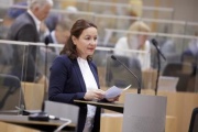 Fragestunde an Infrastrukturministerin Leonore Gewessler (GRÜNE), am Rednerpult Nationalratsabgeordnete Cornelia Ecker (SPÖ)