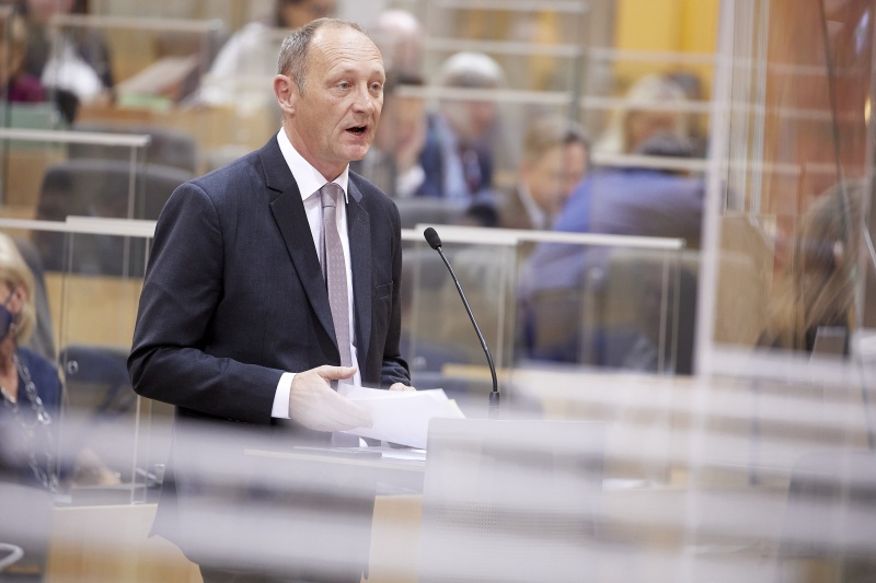 Fragestunde an Infrastrukturministerin Leonore Gewessler (GRÜNE), am Rednerpult Nationalratsabgeordneter Axel Kassegger (FPÖ)