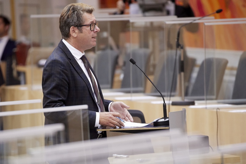 Fragestunde an Infrastrukturministerin Leonore Gewessler (GRÜNE), am Rednerpult Nationalratsabgeordneter Robert Laimer (SPÖ)