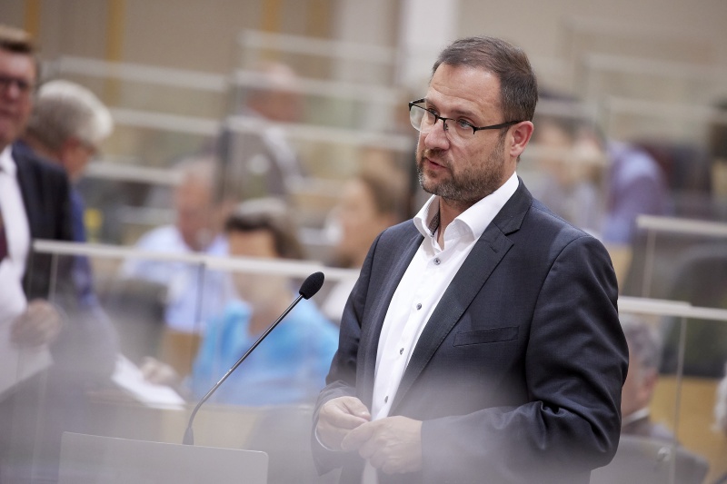 Fragestunde an Infrastrukturministerin Leonore Gewessler (GRÜNE), am Rednerpult Nationalratsabgeordneter Christian Hafenecker (FPÖ)