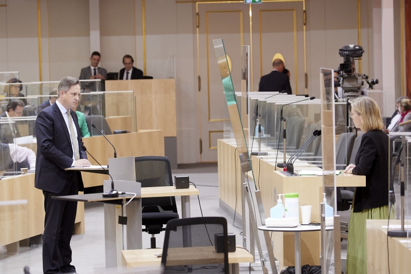 Fragestunde an Infrastrukturministerin Leonore Gewessler (GRÜNE), am Rednerpult Nationalratsabgeordneter Johannes Schmuckenschlager (ÖVP)