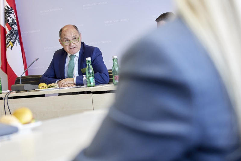 Nationalratspräsident Wolfgang Sobotka (ÖVP) im Gespräch mit den Student:innen