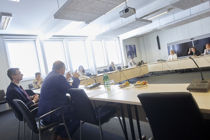 Nationalratspräsident Wolfgang Sobotka (ÖVP) im Gespräch mit den Student:innen