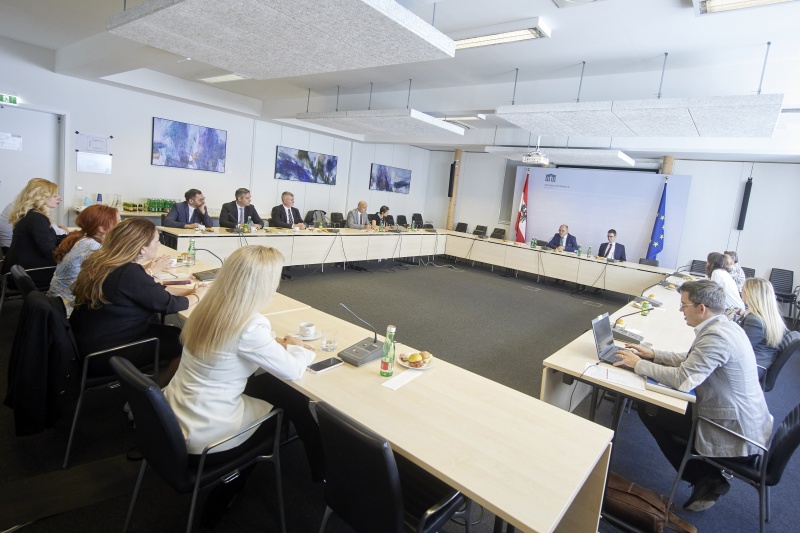 Nationalratspräsident Wolfgang Sobotka (ÖVP) im Gespräch mit den Student:innen