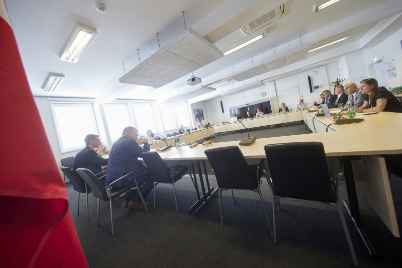 Nationalratspräsident Wolfgang Sobotka (ÖVP) im Gespräch mit den Student:innen