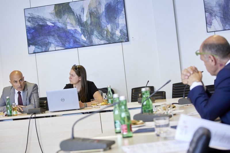 Nationalratspräsident Wolfgang Sobotka (ÖVP) im Gespräch mit den Student:innen