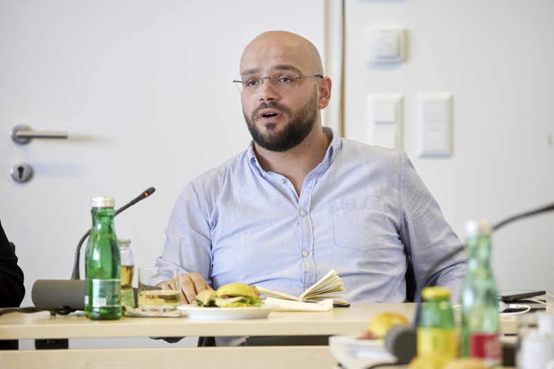 Veranstaltungsteilnehmer:in am Wort