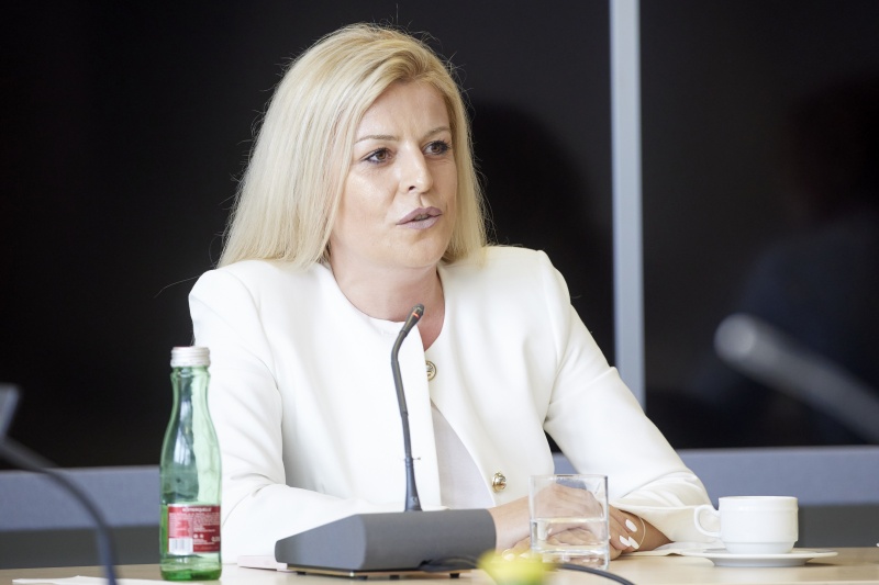 Veranstaltungsteilnehmer:in am Wort