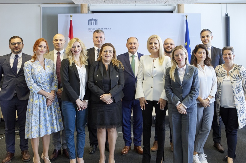 Gruppenfoto mit Nationalratspräsident Wolfgang Sobotka (ÖVP) und Veranstaltungsteilnehmer:innen