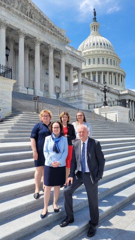 Gruppenfoto vor dem Capitol. Von links: Bundesrätin Corina Schumann (SPÖ), Bundesratspräsidentin Christine Schwarz-Fuchs (ÖVP), Bundesrätin Andrea Eder-Gitschthaler (ÖV), Bundesratsvizepräisdent Günther Novak (SPÖ), Budnesrätin Claudia Hauschildt-Buschberger (Grüne)