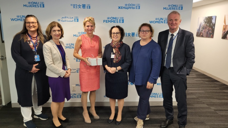 Gespräch mit Asa Regner. Gruppenfoto. Von links: Bundesrätin Claudia Hauschildt-Buschberger (Grüne), Bundesrätin Andrea Eder-Gitschthaler, Asa Regner, Bunderratspräsidentin Christine Schwarz Fuchs (ÖVP), Bundesrätin Korinna Schumann (SPÖ), Bundesratsvizepräsident Günther Novak (SPÖ)