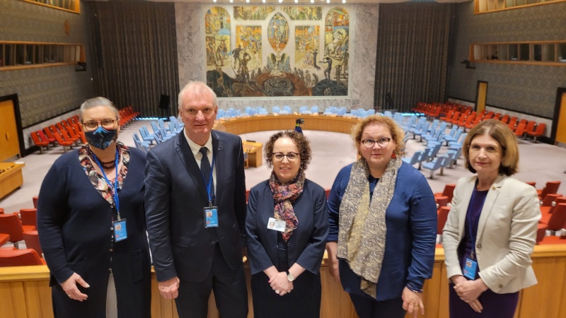 Besuch UN Sicherheitsrat. Gruppenfoto. Von links: Bundesrätin Claudia Hauschildt-Buschberger (Grüne), Bundesratsvizepräsident Günther Novak (SPÖ), Bunderratspräsidentin Christine Schwarz Fuchs (ÖVP), Bundesrätin Korinna Schumann (SPÖ), Bundesrätin Andrea Eder-Gitschthaler (ÖVP)