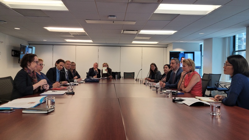 Gespräch mit Asa Regner. Bundesratspräsidentin Christine Schwarz-Fuchs (ÖVP) (links) im Gespräch mit Asa Regner (2. von rechts)