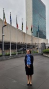 Besuch UNO. Bunesratspräsidentin Christine Schwarz-Fuchs (ÖVP) vor dem UN Gebäude in New York