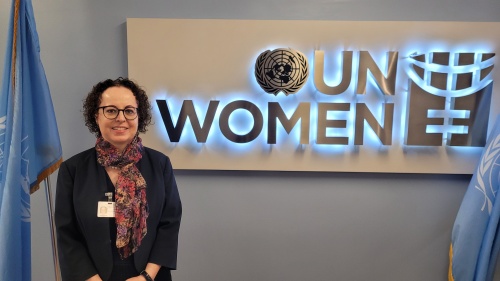 Bundesratspräsidentin Christine Schwarz-Fuchs (ÖVP)vor dem UN Women Logo