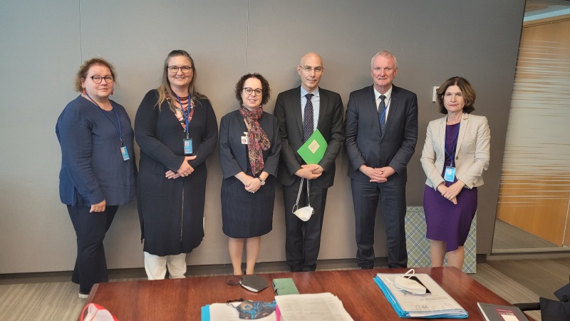 Austausch mit Volker Türk. Gruppenfoto von links: Bundesrätin Korinna Schumann (SPÖ), Bundesrätin Claudia Hauschildt-Buschberger (Grüne), Bunderratspräsidentin Christine Schwarz Fuchs (ÖVP), Volker Turk, Bundesratsvizepräsident Günther Novak (SPÖ), Bundesrätin Andrea Eder-Gitschthaler (ÖVP)