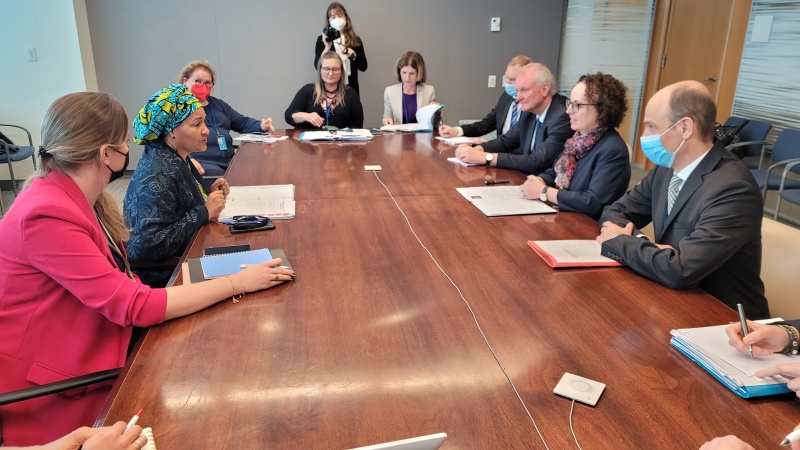 Gespräch mit DSG Amina Mohammed. Bundesratsvizepräsidentin Christine Schwarz-Fuchs (ÖVP) (2. von rechts im Gespräch mit DSG Amina Mohammed (2. von links)