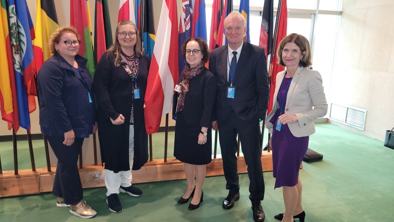Gruppenfoto vor den Fahnen der UNO. Von links: Bundesrätin Korinna Schumann (SPÖ), Bundesrätin Claudia Hauschildt-Buschberger (Grüne), Bunderratspräsidentin Christine Schwarz Fuchs (ÖVP), Bundesratsvizepräsident Günther Novak (SPÖ), Bundesrätin Andrea Eder-Gitschthaler (ÖVP)