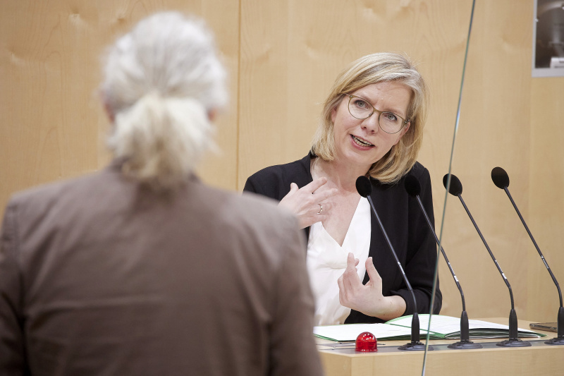 Fragestunde an Infrastrukturministerin Leonore Gewessler (GRÜNE), am Rednerpult Nationalratsabgeordneter Martin Litschauer (GRÜNE)