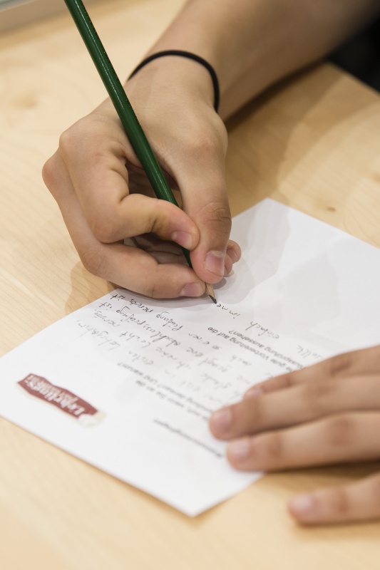 Teilnehmer:innen füllen Fragebogen aus