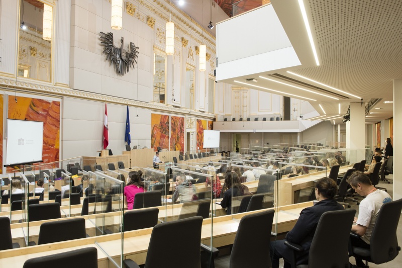 Blick Richtung Veranstaltungsteilnehmer:innen