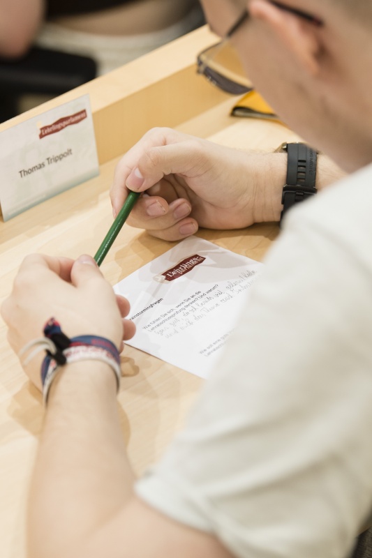 Teilnehmer:innen füllen Fragebogen aus