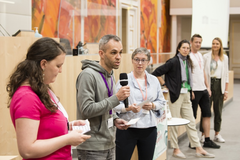 Betreuer der Klubs und der Videogruppe führen Teilnehmer:innen in das Tagesprogramm ein