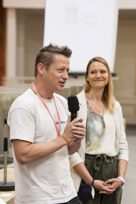 Betreuer der  Videogruppe führen Teilnehmer:innen in das Tagesprogramm ein