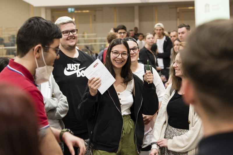 Blick Richtung Veranstaltungsteilnehmer:innen