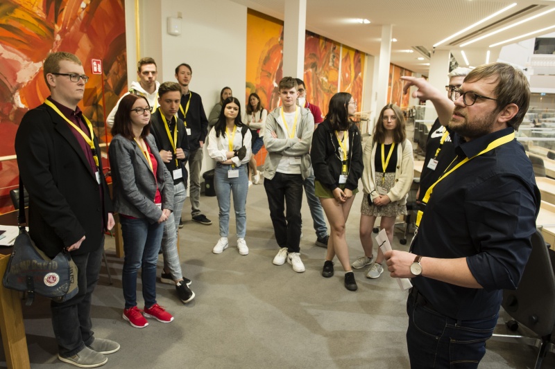 Betreuer der Klubs führen Teilnehmer:innen in das Tagesprogramm ein