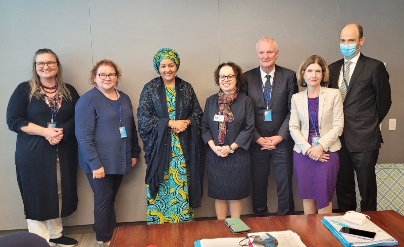 Gespräch mit DSG Amina Mohammed. Gruppenfoto von links: Bundesrätin Claudia Hauschildt-Buschberger (Grüne), Bundesrätin Korinna Schumann (SPÖ), DSG Amina Mohammed, Bunderratspräsidentin Christine Schwarz-Fuchs (ÖVP), Bundesratsvizepräsident Günther Novak (SPÖ), Bundesrätin Andrea Eder-Gitschthaler (ÖVP), Veranstlatungsteilnehmer