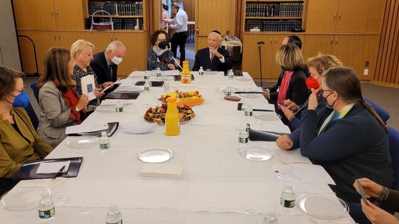 Gespräch mit Rabbi Schneier. Mitte links: Bundesratspräsidentin Christine Schwarz-Fuchs (ÖVp), Mitte rechts: Rabbi Schneier