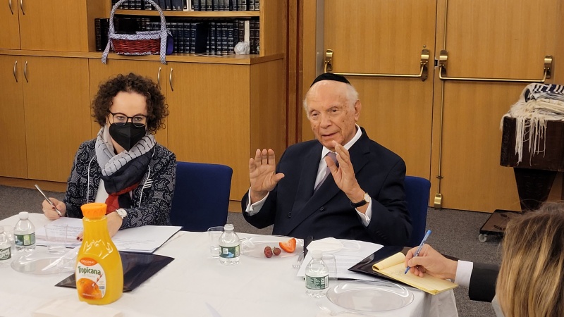 Gespräch mit Rabbi Schneier. Mitte links: Bundesratspräsidentin Christine Schwarz-Fuchs (ÖVp), Mitte rechts: Rabbi Schneier