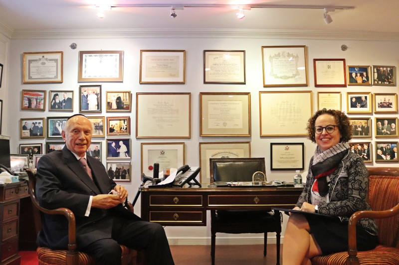 Rechts: Bundesratspräsidentin Christine Schwarz-Fuchs (ÖVP), links: Rabbi Schneier