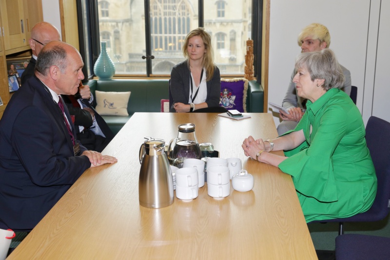 Aussprache mit Theresa May MP. Linke Tischhälfte: Nationalratspräsident Wolfgang Sobotka (ÖVP). Rechte Tischhälfte: Theresa May MP