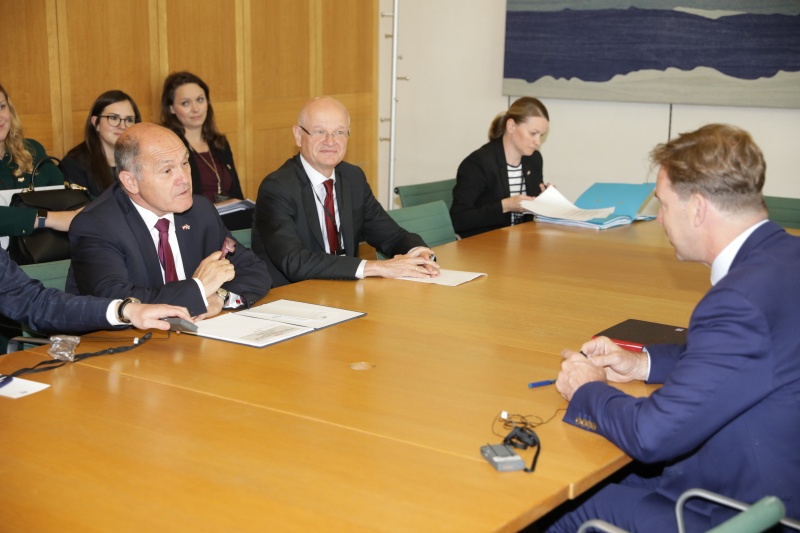 Aussprache mit Tobias Ellwood MP. Linke Tischhälfte: Österreichische Delegation unter der Leitung von Nationalratspräsident Wolfgang Sobotka (ÖVP). Rechte Tischhälfte: Tobias Ellwood MP