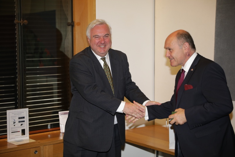 Aussprache mit Sir Oliver Heald MP. Von links Sir Oliver Heald MP, Nationalratspräsident Wolfgang Sobotka (ÖVP)